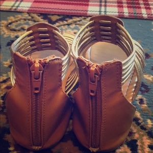 I’m selling some cute summer shoes for kids